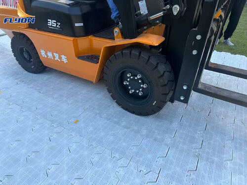 Najnowsze blogi firmy Flyon Sports wykazuje niezrównaną siłę w testowaniu obciążenia podłogi w ochronie trawnika