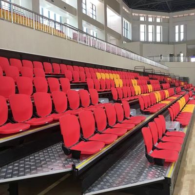 Wysuwane siedzenia na trybunach stadionowych do sali koncertowej w sali wykładowej