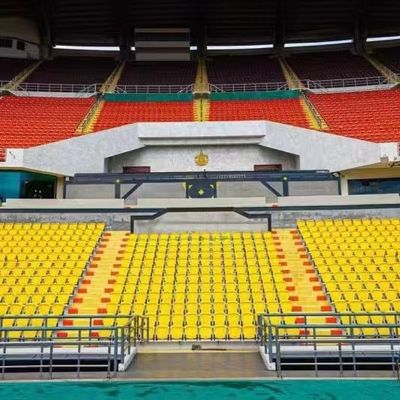 Naprawiono plastikowe siedziska na stadionie z montowanym na podłodze typem ściennym