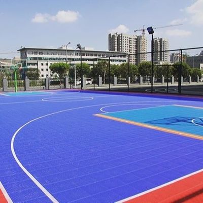 Dobra cena Dostosowane kolorowe płytki PP Podłogi sportowe do boisk sportowych na świeżym powietrzu online