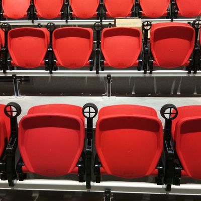 Naprawiono sportowe siedzenia stadionowe z ramionami Materiał PE HDPE
