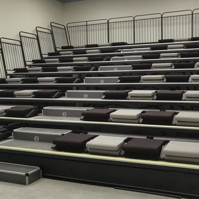 Chowany materiał PP Wysuwane siedzisko składane z tyłu do sali konferencyjnej Studio