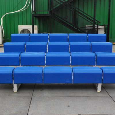 4 rzędy zewnętrznych aluminiowych siedzisk z plastikowymi siedzeniami