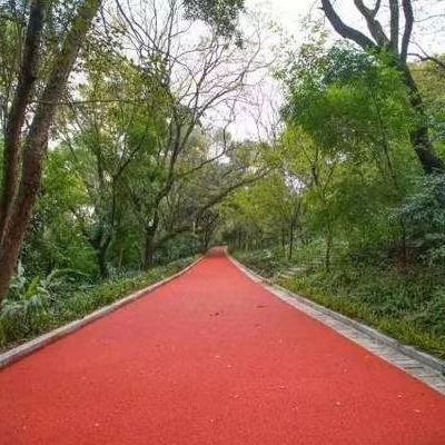 Granulat gumowy EPDM w kolorze czerwonym do parkowej drogi publicznej w ogrodzie publicznym