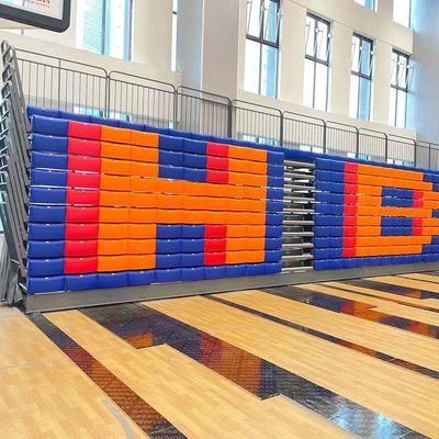 Opcjonalnie zwinięte siedzenia na bleacherze z dostosowaną szerokością