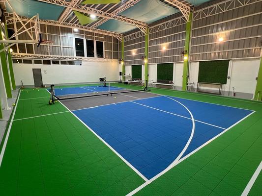 Dobra cena System podłogi sportowej z płytek PP czerwone-niebieskie dla koryt zewnętrznych online