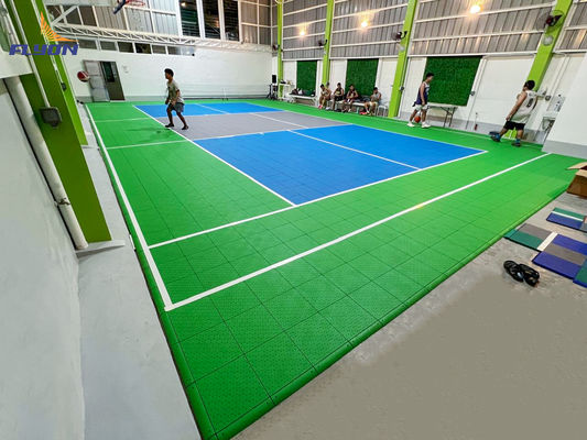 Dobra cena Podłogi sportowe z płytek PP odpornych na uderzenia w kolorze czerwonym/niebieskim/zielonym dla kortów wewnętrznych/zewnętrznych online