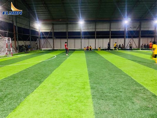 Sztuczna trawa piłkarska o wymiarach 25 m × 4 m na rolkę, ciemnozielona trawa syntetyczna na boisko do piłki nożnej